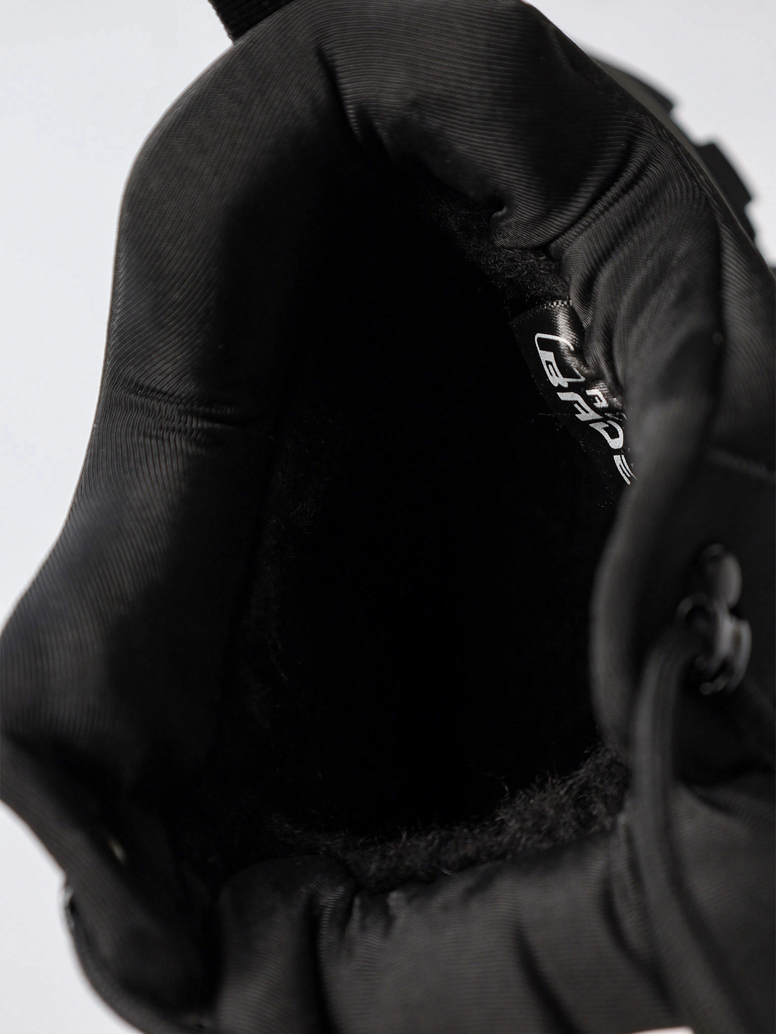 Кроссовки черного цвета комбинированные на средней объемной подошве